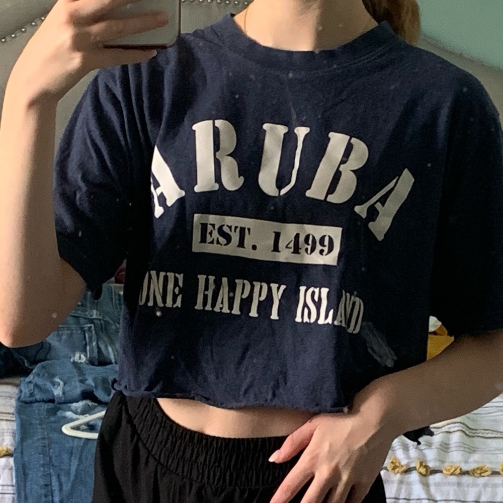 Size large cropped Aruba tee